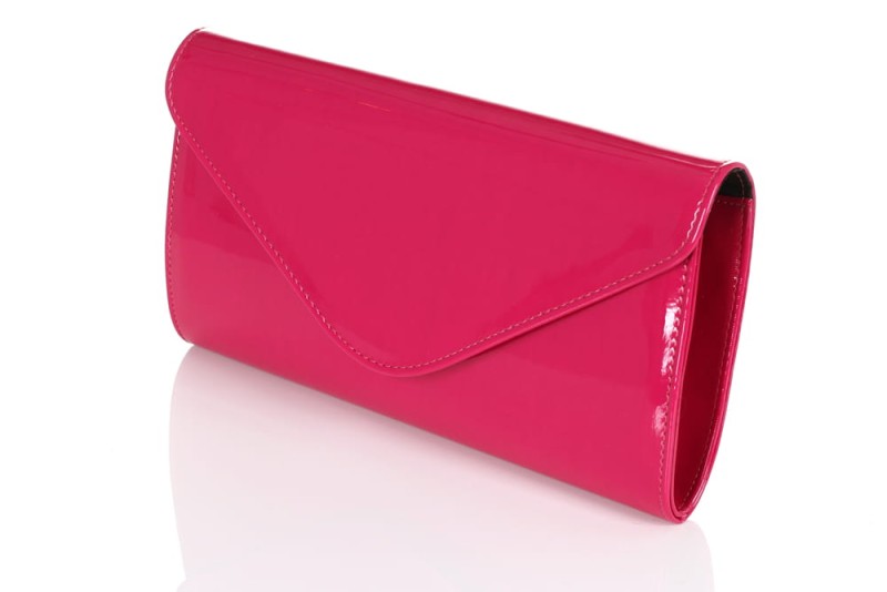 FUKSJA Lakierowana kopertówka - widok z boku