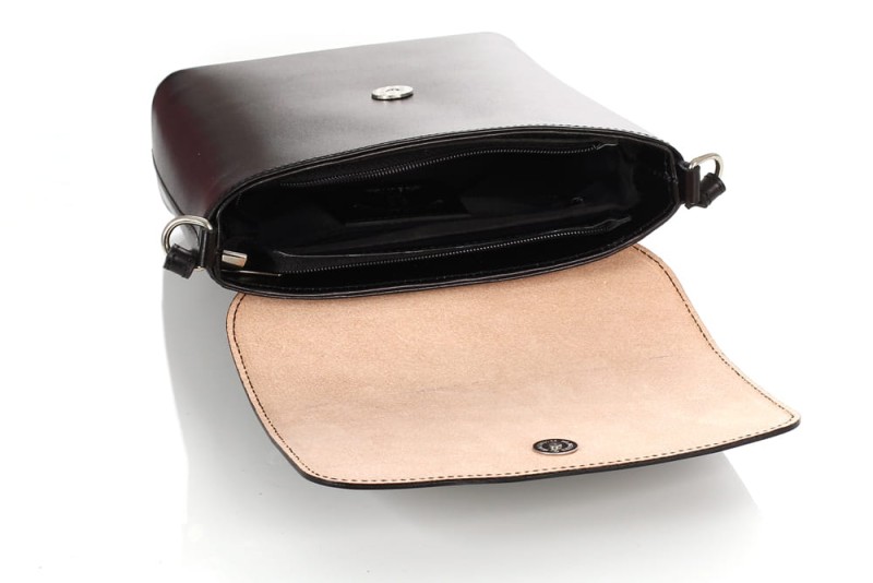 Czarna skórzana listonoszka