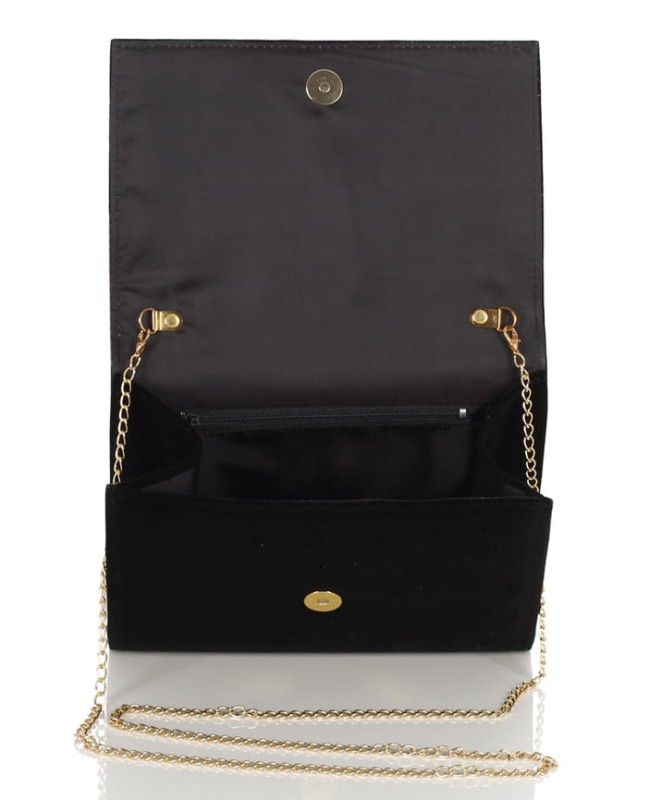 Zamszowa czarna kopertówka na łańcuszku