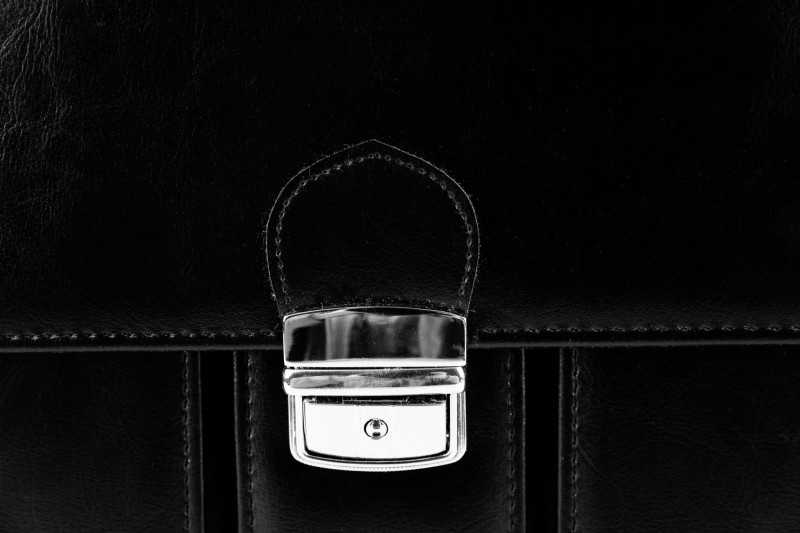 Czarna AKTÓWKA męska Neseser T10