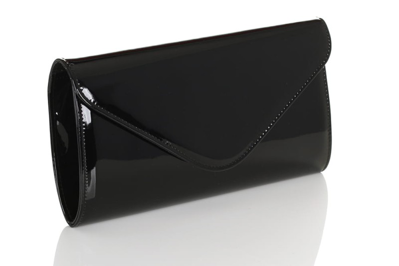 mała lakierowana kopertówka - widok z boku