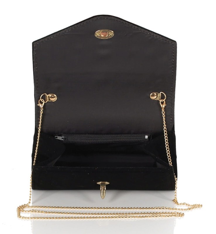 Czarna zamszowa kopertówka na łańcuszku