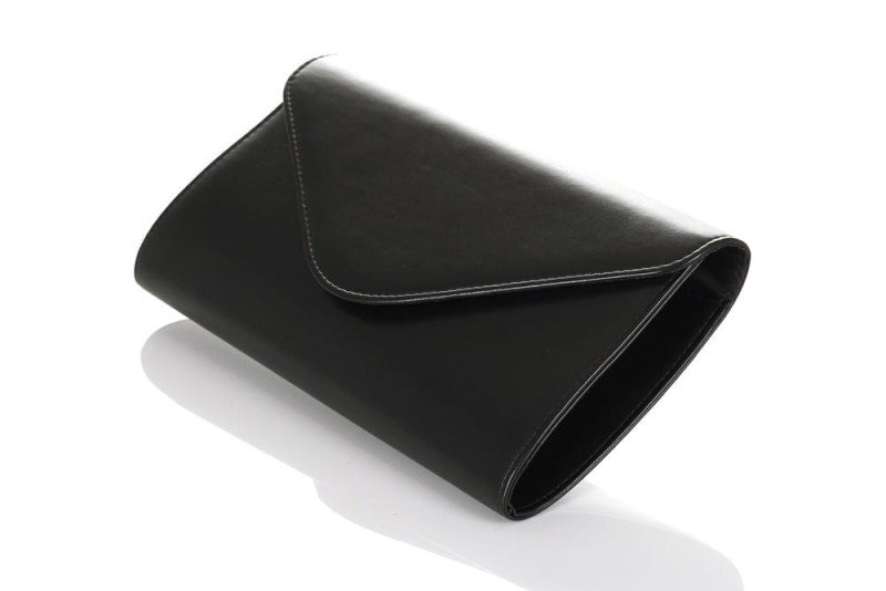 Czarna matowa kopertówka - widok z boku