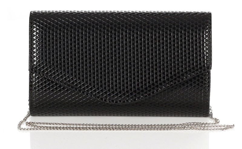 Czarna zgrabna kopertówka na srebrnym łańcuszku