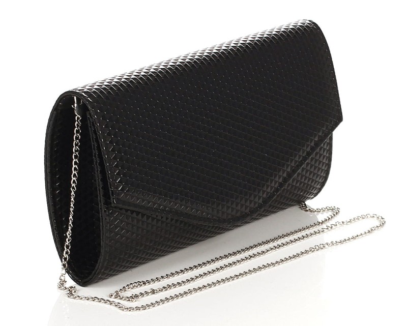 Czarna zgrabna kopertówka na srebrnym łańcuszku