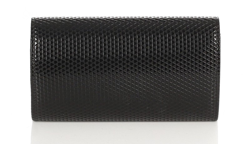 Czarna zgrabna kopertówka na srebrnym łańcuszku