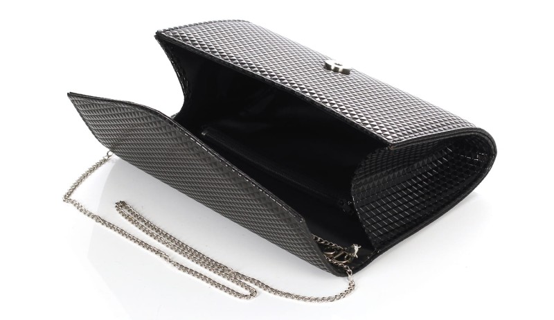 Czarna zgrabna kopertówka na srebrnym łańcuszku