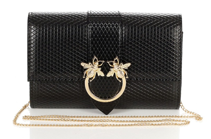 Czarna zgrabna kopertówka na złotym łańcuszku