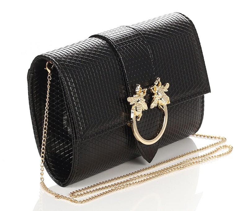 Czarna zgrabna kopertówka na złotym łańcuszku