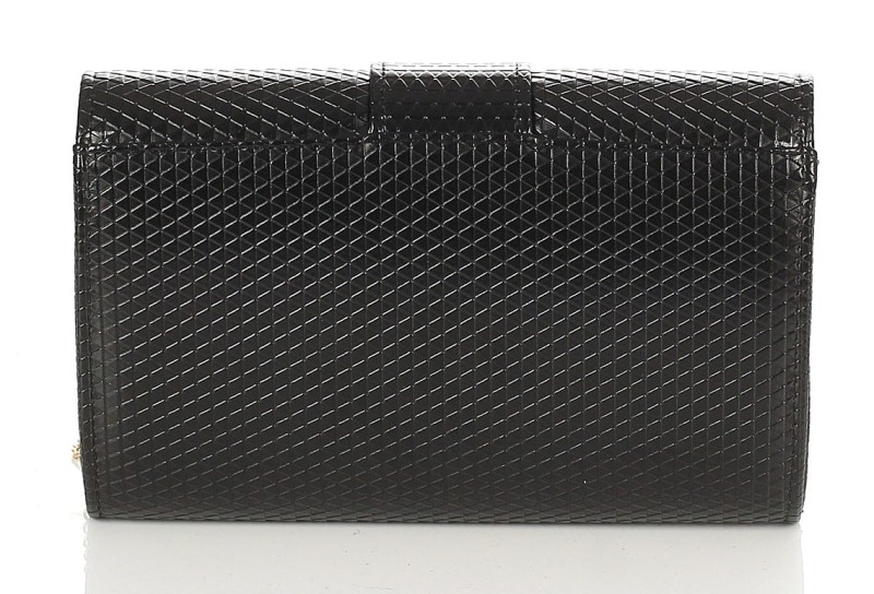 Czarna zgrabna kopertówka na złotym łańcuszku