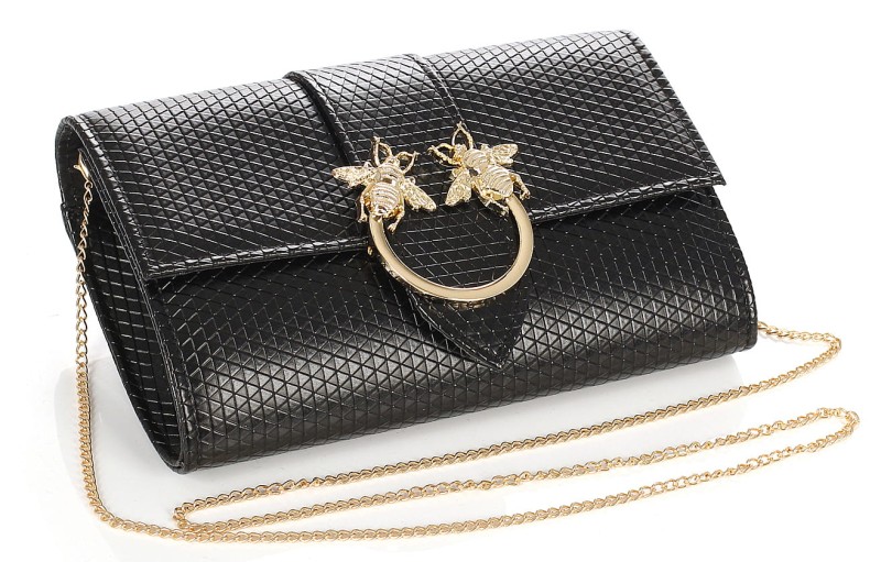 Czarna zgrabna kopertówka na złotym łańcuszku