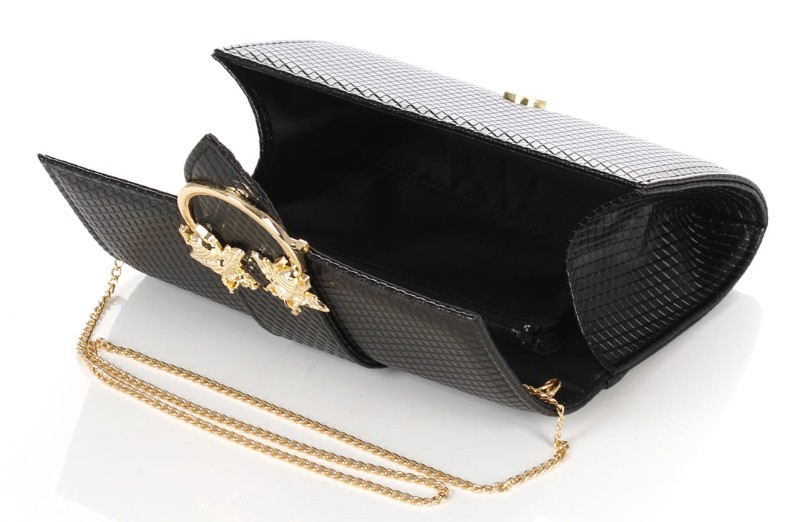 Czarna zgrabna kopertówka na złotym łańcuszku