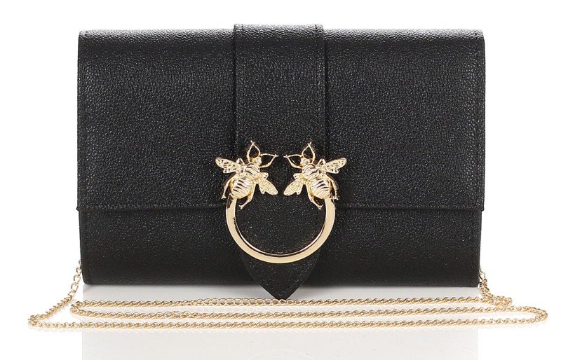 Czarna zgrabna kopertówka na złotym łańcuszku