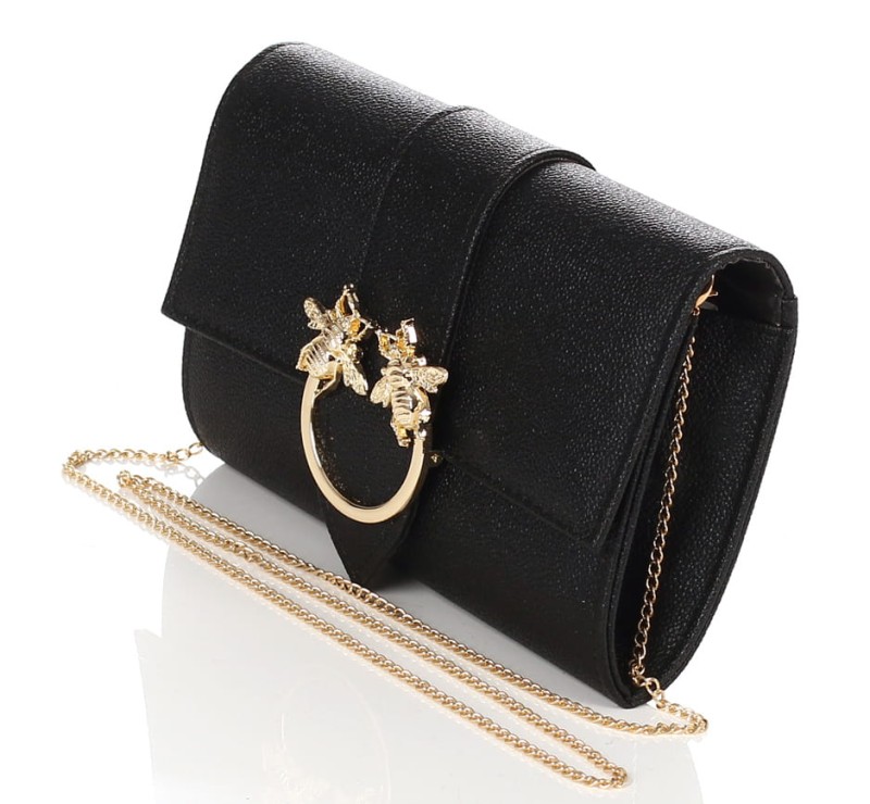 Czarna zgrabna kopertówka na złotym łańcuszku