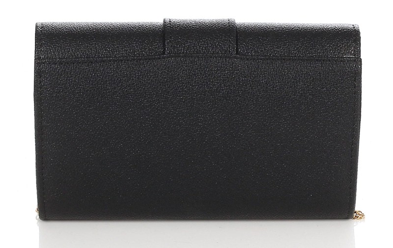 Czarna zgrabna kopertówka na złotym łańcuszku