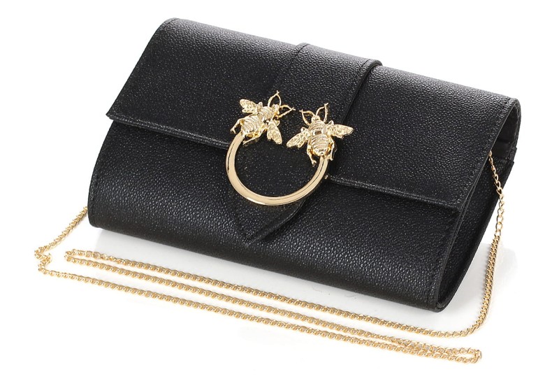 Czarna zgrabna kopertówka na złotym łańcuszku