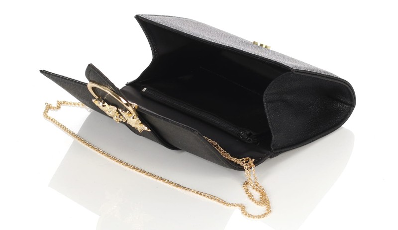 Czarna zgrabna kopertówka na złotym łańcuszku