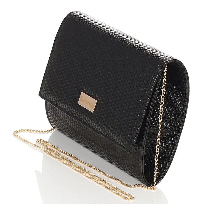 Czarna pojemna kopertówka na złotym łańcuszku