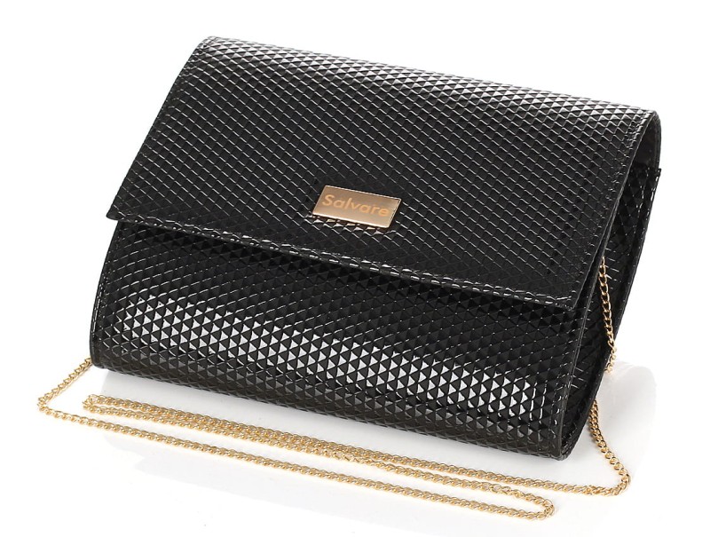 Czarna pojemna kopertówka na złotym łańcuszku