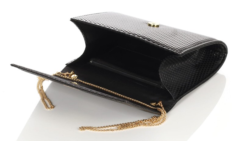 Czarna pojemna kopertówka na złotym łańcuszku