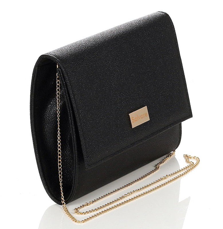 Czarna pojemna kopertówka na złotym łańcuszku