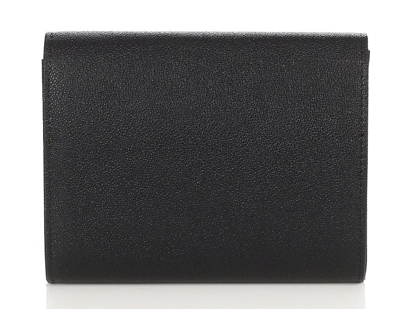 Czarna pojemna kopertówka na złotym łańcuszku