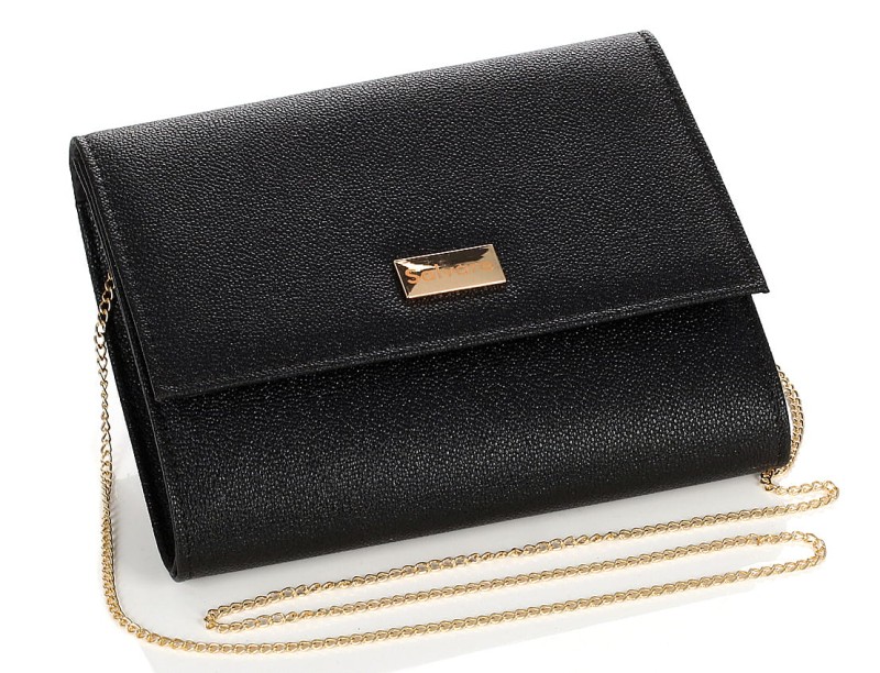 Czarna pojemna kopertówka na złotym łańcuszku