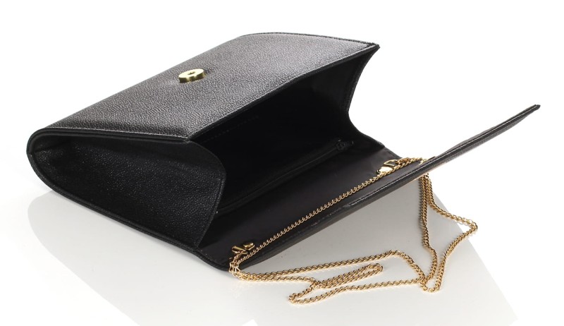 Czarna pojemna kopertówka na złotym łańcuszku