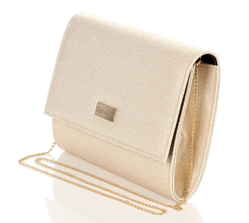 Beżowa pojemna kopertówka na złotym łańcuszku