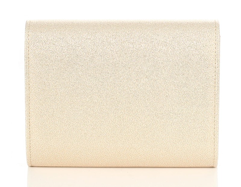 Beżowa pojemna kopertówka na złotym łańcuszku