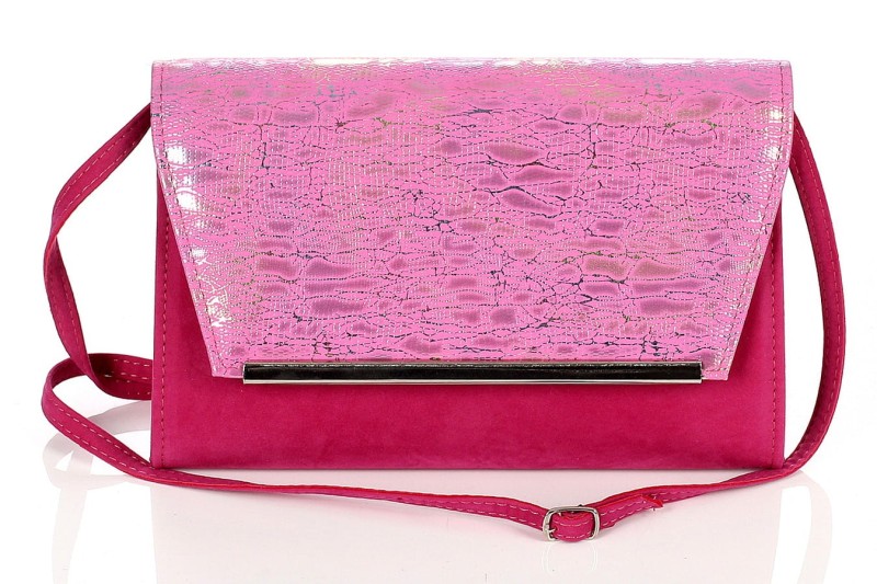 Różowa torebka kopertówka na pasku