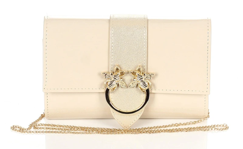 SALVARE Beżowa lakierowana torebka kopertówka na łańcuszku