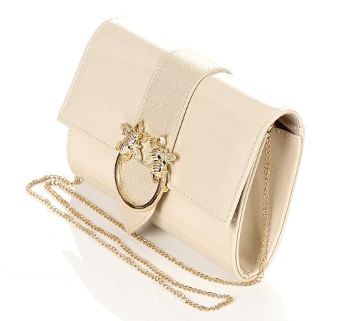 SALVARE Beżowa lakierowana torebka kopertówka na łańcuszku 