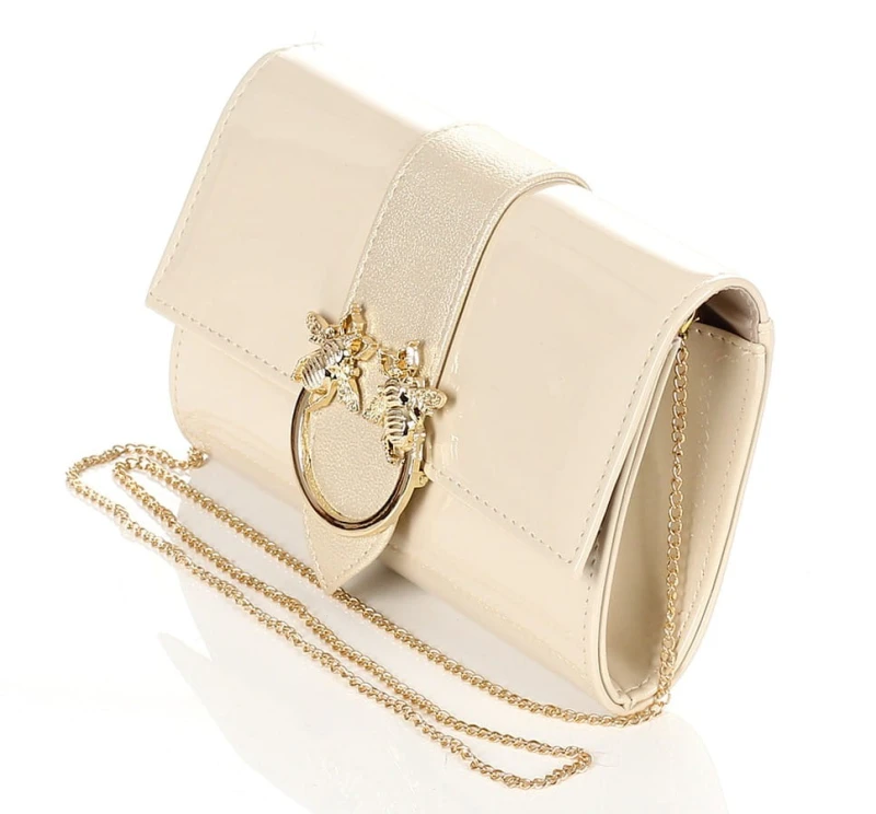 SALVARE Beżowa lakierowana torebka kopertówka na łańcuszku