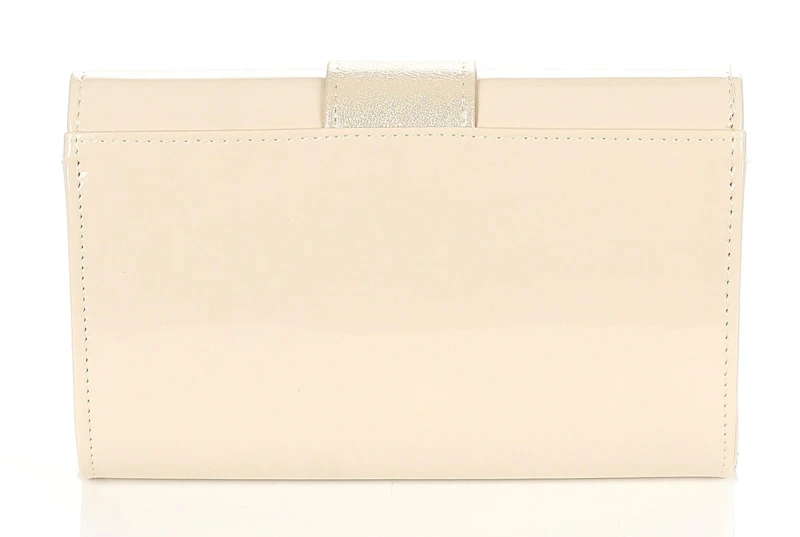 SALVARE Beżowa lakierowana torebka kopertówka na łańcuszku