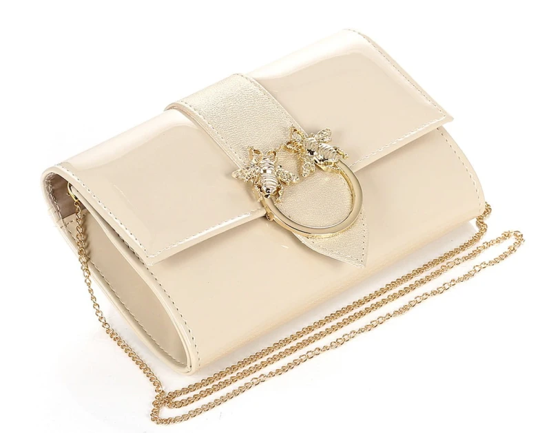 SALVARE Beżowa lakierowana torebka kopertówka na łańcuszku