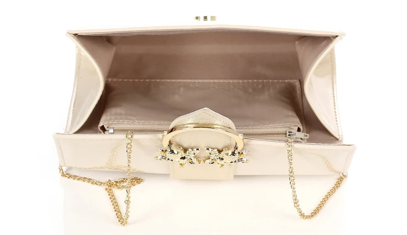 SALVARE Beżowa lakierowana torebka kopertówka na łańcuszku