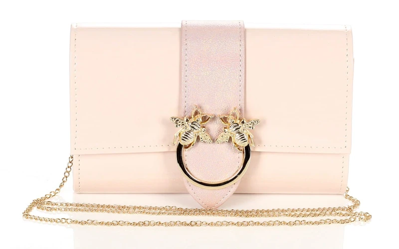 SALVARE Różowa lakierowana torebka kopertówka na łańcuszku