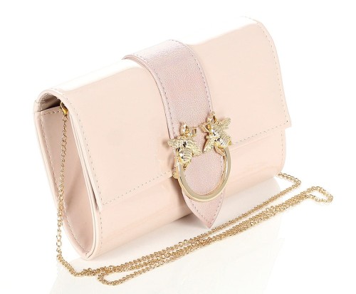 SALVARE Różowa lakierowana torebka kopertówka na łańcuszku 