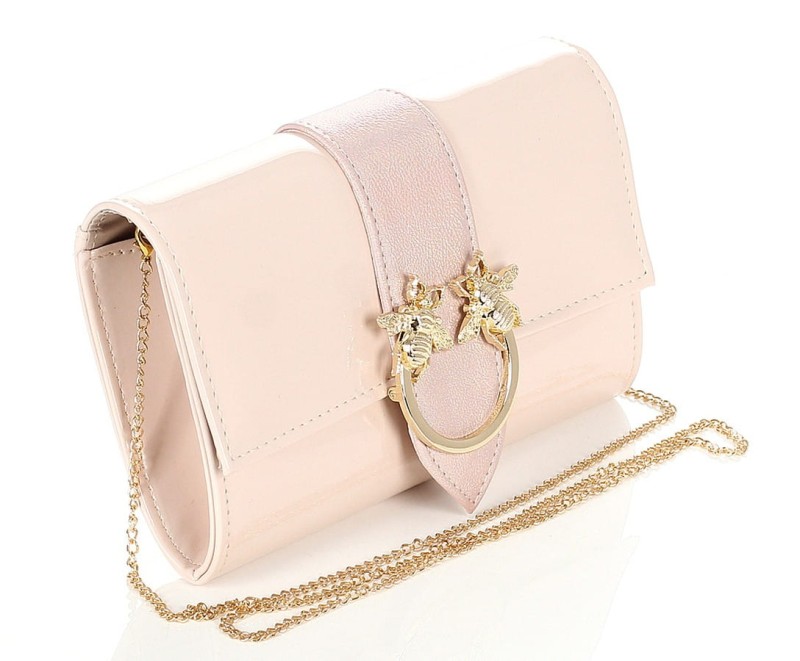 SALVARE Różowa lakierowana torebka kopertówka na łańcuszku