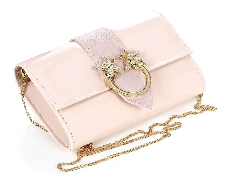 SALVARE Różowa lakierowana torebka kopertówka na łańcuszku