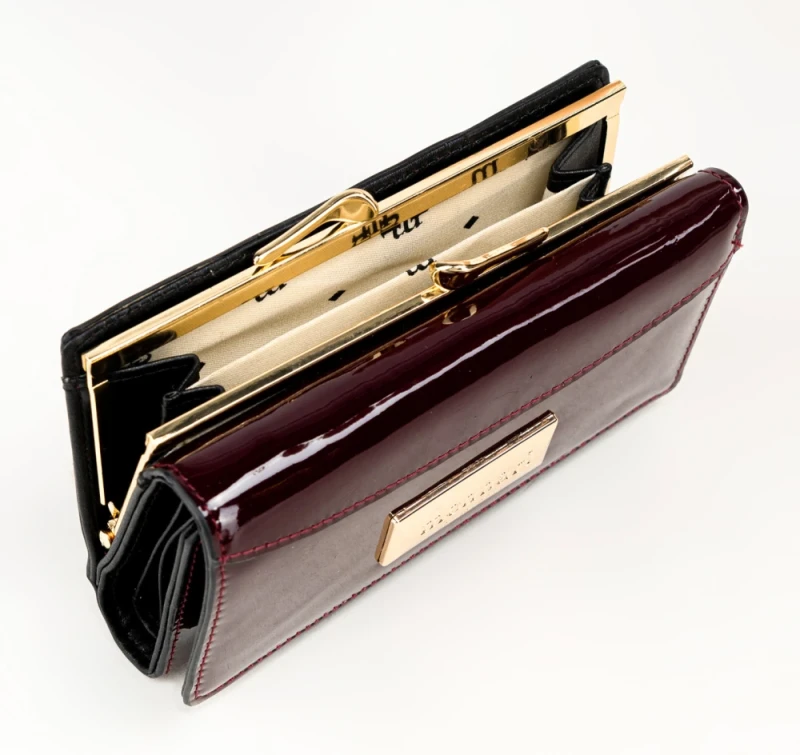 Portfel damski skórzany Monnari burgund lakier wężowa faktura – elegancki i praktyczny