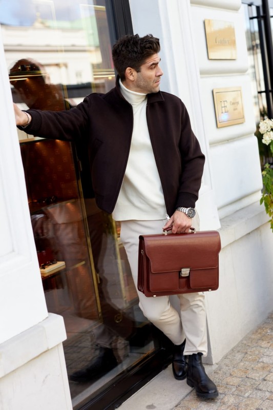 Skórzana teczka męska brązowa – elegancka aktówka z trzema komorami