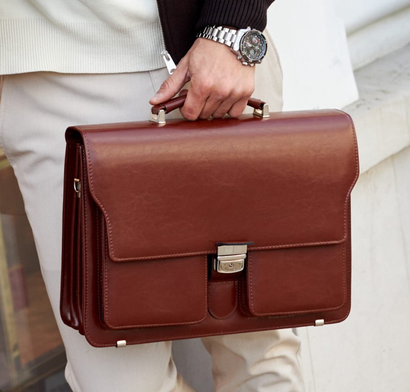 Skórzana teczka męska brązowa – elegancka aktówka z trzema komorami