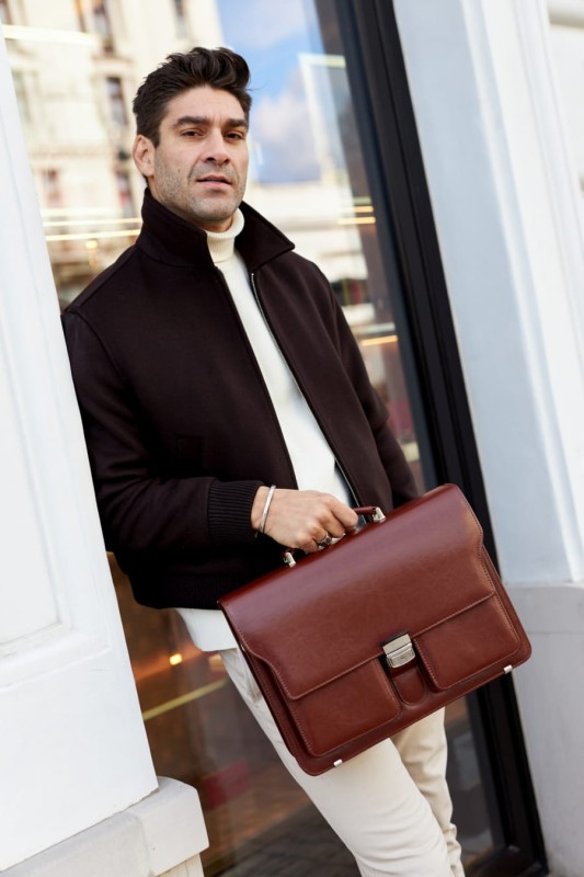 Skórzana teczka męska brązowa – elegancka aktówka z trzema komorami