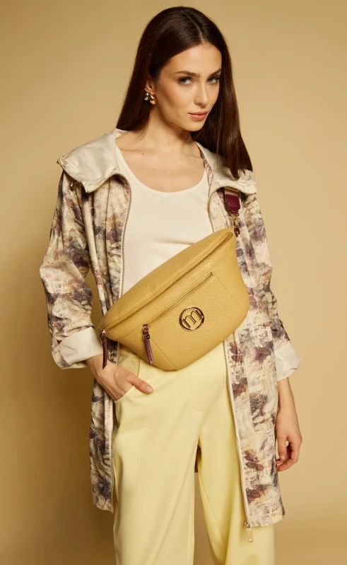 Elegancka Torebka Nerka Damska MONNARI z Szerokim Paskiem i Brelokiem