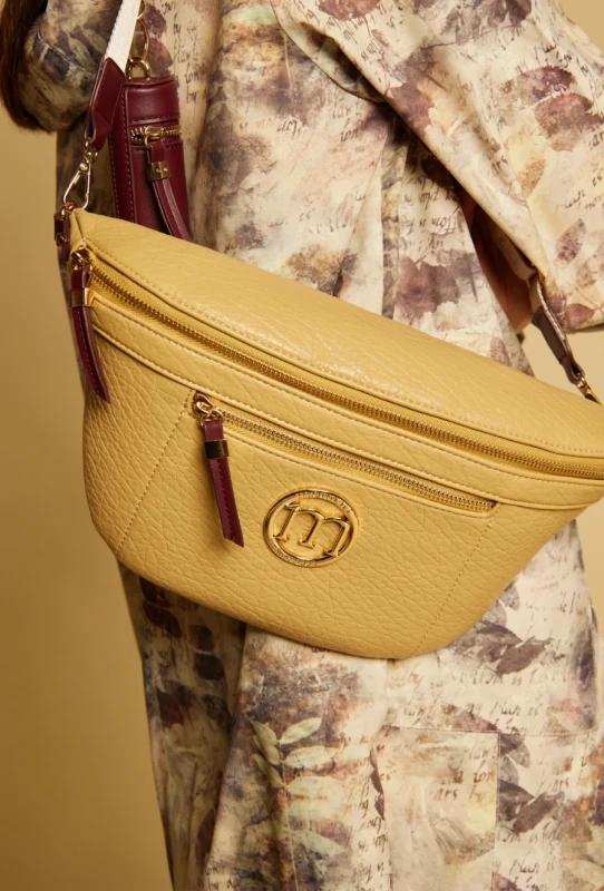 Elegancka Torebka Nerka Damska MONNARI z Szerokim Paskiem i Brelokiem