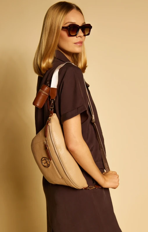 Elegancka Torebka Nerka Damska MONNARI z Szerokim Paskiem i Brelokiem