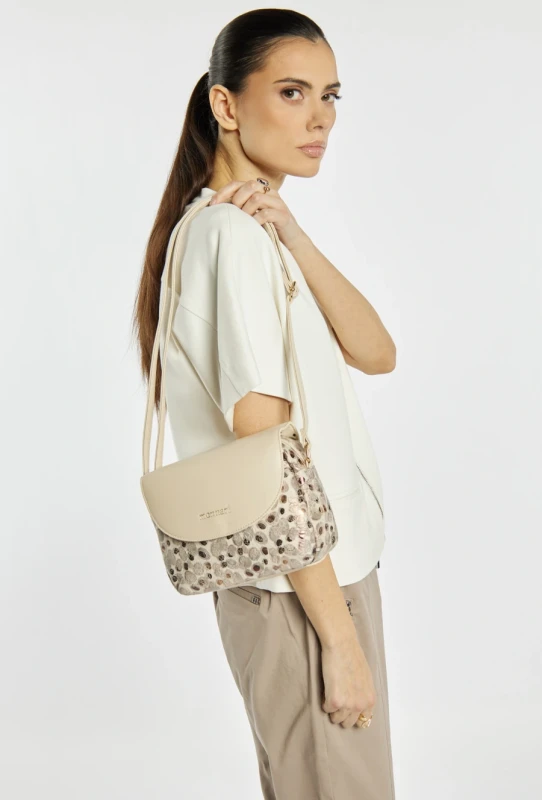 Wzorzysta Torebka Listonoszka MONNARI z Klapą – Mieniący się Materiał i Złote Detale