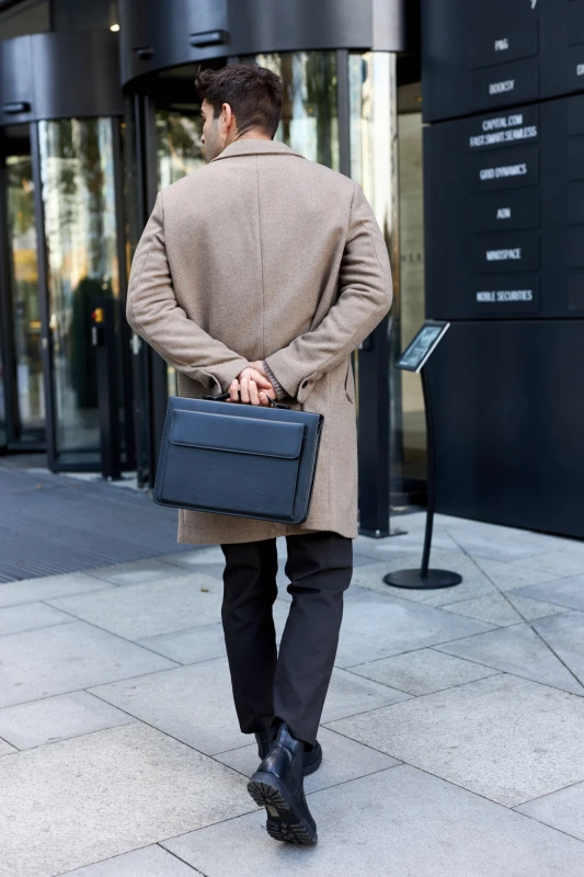 Elegancka Aktówka Męska A4 – Biznesowy Organizer z Mechanizmem Ringowym i Klipsem